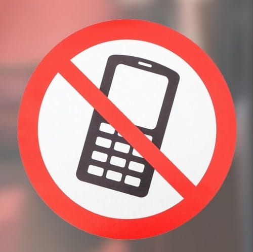 Наклейка знак «Пользоваться телефоном запрещено»