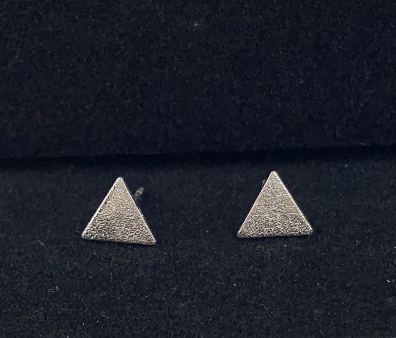 Серьги-гвоздики «Треугольник» (посеребрённые)